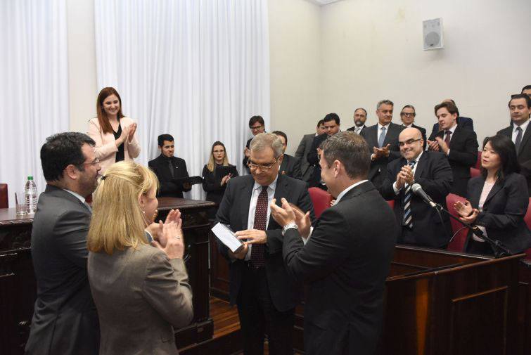 Marinoni recebe o livro editado em sua homenagem - Foto: Bebel Ritzmann