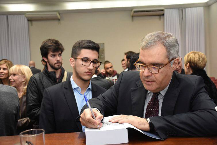 Professor Marinoni autografa livro editado em sua homenagem - Foto: Bebel Ritzmann