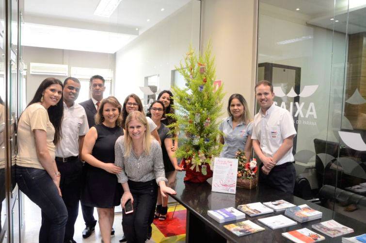 A vice-presidente Daniela Ballão e alguns dos funcionários da CAA/PR na árvore de Natal - Divulgação