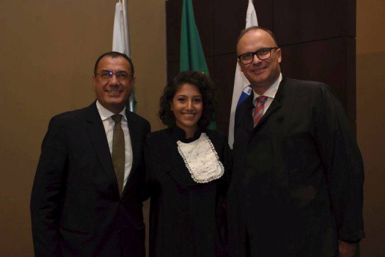 Fernanda Abduch Santos ao lado do seu pai, José Anacleto, e do presidente da APEP - Bebel Ritzmann