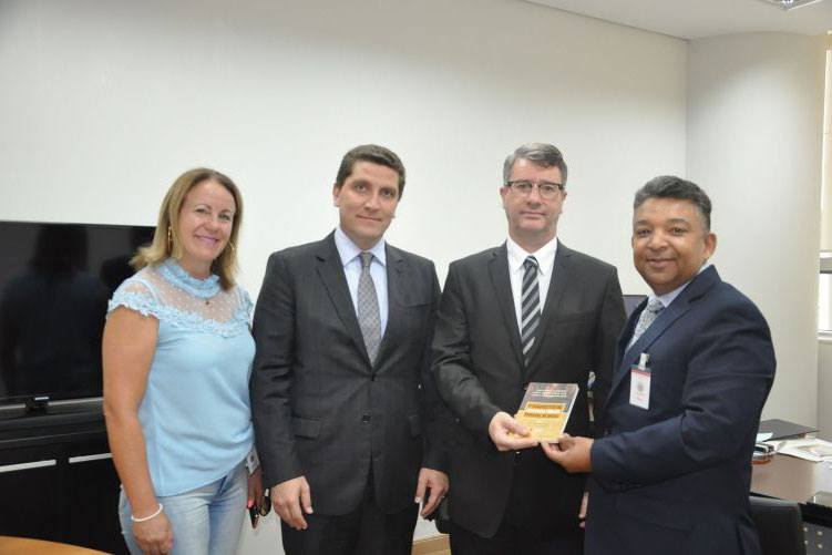 Diretoria da APMCuritiba com o juiz Fábio Muniz do TJ-PR - Foto: Divulgação