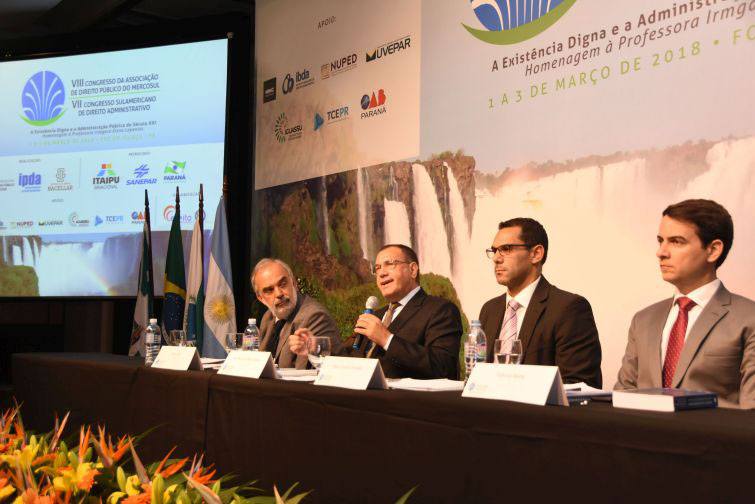 Mesa de debates sobre direito público, economia e ética - Foto: Bebel Ritzmann