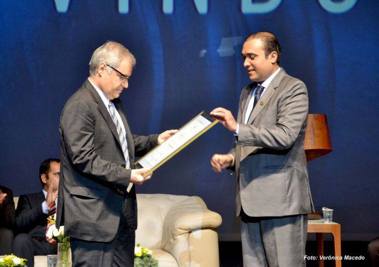 Professor Luiz Guilherme Marinoni recebe a homenagem - Foto: Verônica Macedo