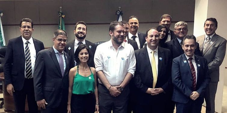 Na foto, após a divulgação dos resultados, à esquerda, o presidente da Comissão Eleitoral, Sílvio Martins Vianna; integrantes da Chapa 2; e o presidente Sérgio Rocha Pombo - Foto: Divulgação