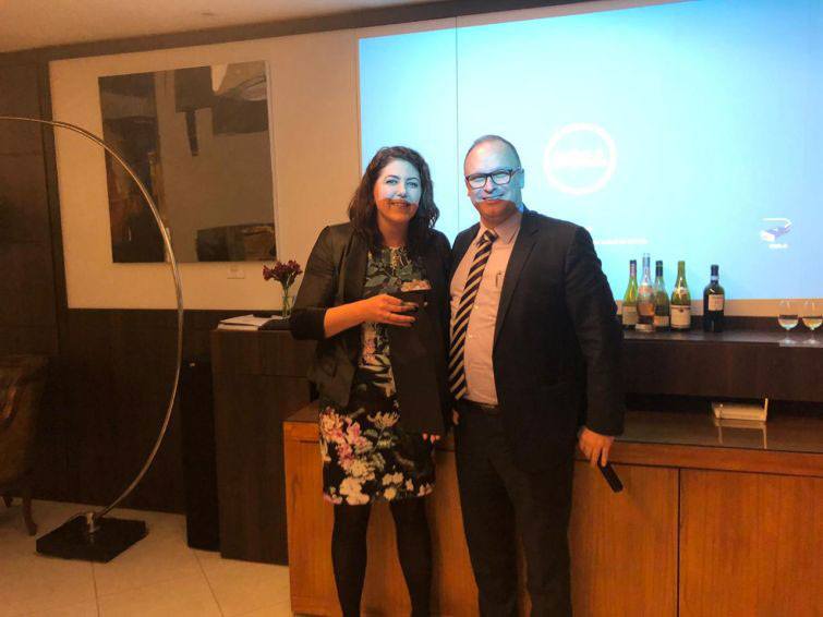 Eroulths Cortiano Junior e Carolina Kummer Trevisan, contemplada com um vinho - Foto: Bebel Ritzmann