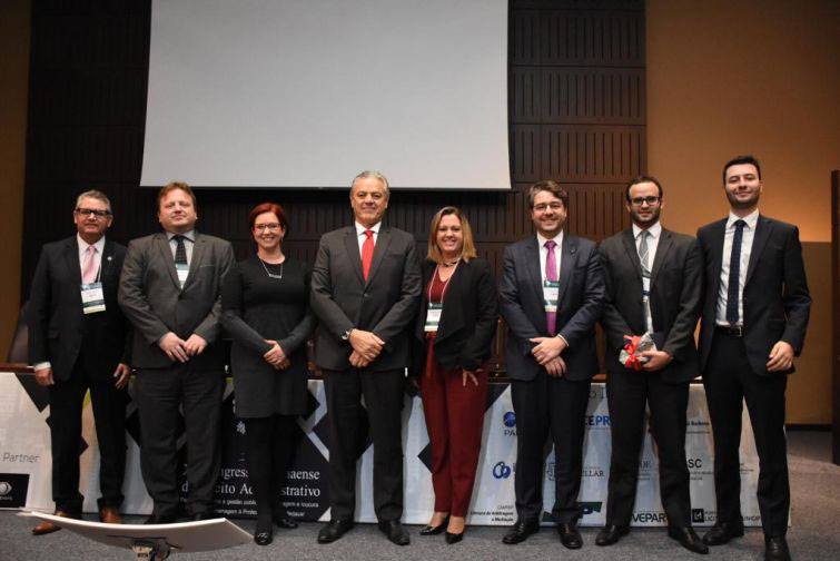 Edgar Guimarães, presidente do IPDA, com os participantes do painel - Foto: Bebel Ritzmann