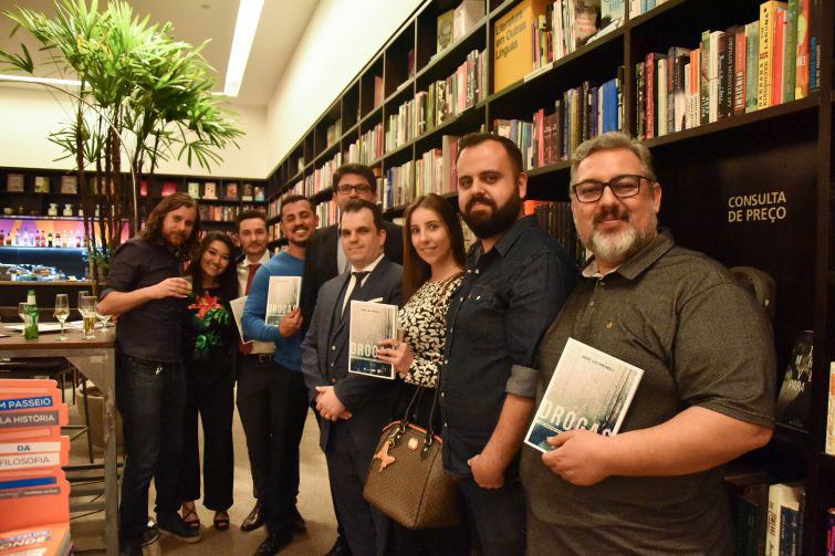 Professor Pontarolli com alunos durante o lançamento - Foto: Divulgação