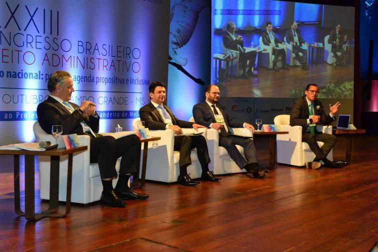 Presidente do IPDA, Edgar Guimarães, no debate sobre Licitações - Foto: Divulgação