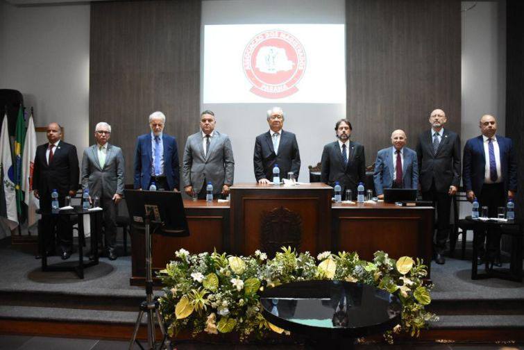 Solenidade de posse da nova diretoria foi realizada no auditório da AMAPAR, em Curitiba - Foto: Bebel Ritzmann